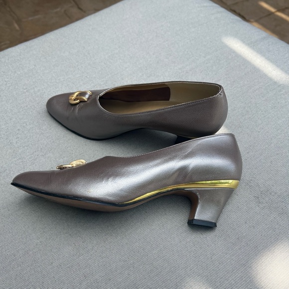 Vintage California Magdesians Taupe Leather Pumps Gold Trim & Accents - Picture 2 of 6